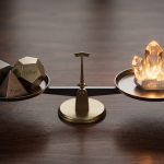 Balanza ejecutiva de precisión sobre un escritorio de madera oscura, equilibrando elementos de aptitud, tiempo, esfuerzo y capital.